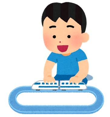 新幹線の模型で遊ぶ男の子